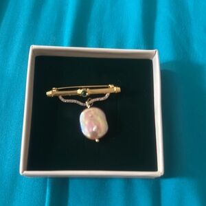 NWOT Elegant Gold Tone and Mother of Pearl Brooch